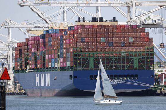 지난 14일 미국 캘리포니아주 오클랜드항의 컨테이너선. EPA=연합뉴스