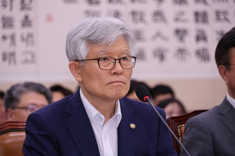 최동석 인사혁신처장이 22일 국회에서 열린 법제사법위원회 전체회의에서 의원질의를 듣고 있다. 임현동 기자. 2025.07.22.