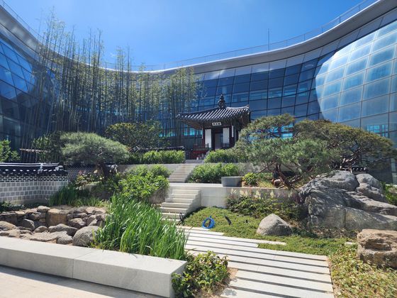 인천국제공항은 자연과 첨단기술이 조화를 이룬 친환경 공항으로 유명하다. 야외 정원엔 창경궁의 승재정을 재현한 정자가 방문객들의 시선을 사로잡는다.