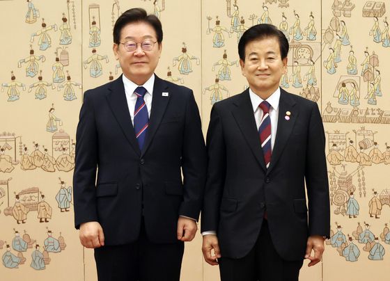 이재명 대통령이 28일 용산 대통령실에서 정동영 통일부 장관에게 임명장 수여 후 기념촬영을 하고 있다. 2연합뉴스