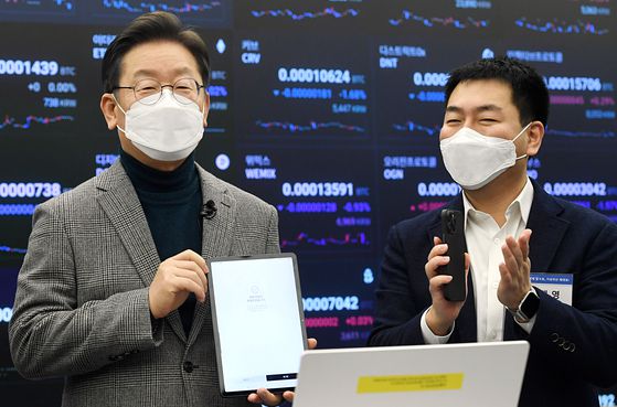 2022년 당시 이재명 더불어민주당 대선 후보가 서울 강남구 업비트라운지에서 열린 가상자산 거래소 현장 간담회에 앞서 가상자산 플랫폼(빗썸)에 회원가입을 하고 있다. 국회사진기자단