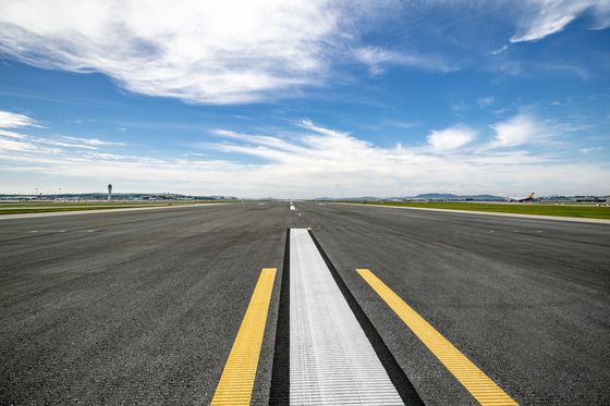 활주로의 크기는 공항의 지형적 조건 등에 따라 폭 30·45·60m, 길이 1600m~4000m 사이이며 인천공항 제3활주로는 폭 60m, 길이 4000m로 우리나라에서 가장 큰 활주로로 알려졌다.