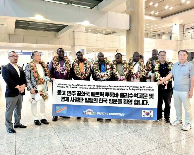 인천국제공항에 도착한 콩고민주공화국 경제사절단 일행을 환영하는 B5G6G 김상용 회장(오른쪽 2번째) 일행