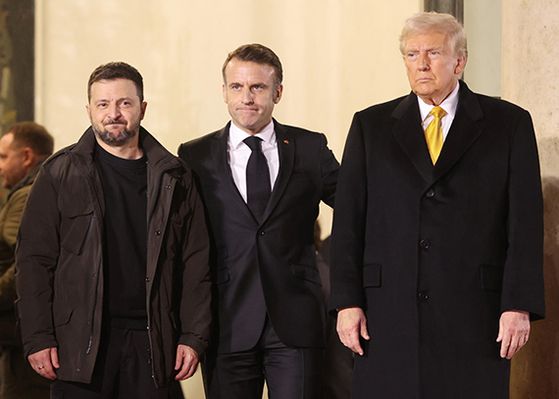 에마뉘엘 마크롱 프랑스 대통령(가운데)의 주선으로 지난해 12월 파리에서 종전 방안을 협의한 도널드 트럼프 당시 미국 대통령 당선인(오른쪽)과 볼로디미르 젤렌스키 우볼로디미르 젤렌스키. REUTERS=연합뉴스