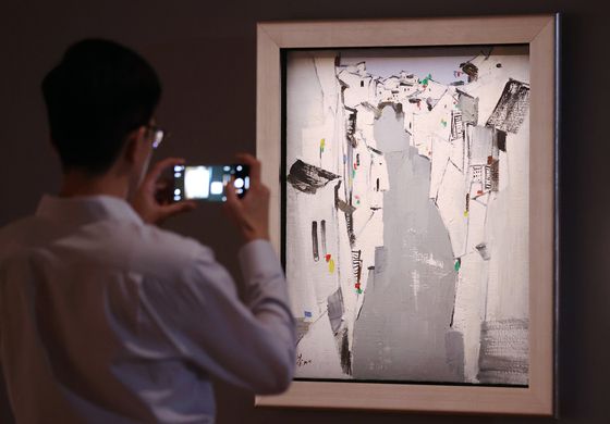 예술의전당 서울 서예박물관에서 열린 '우관중: 흑과 백 사이'에 전시된 '수로'. 연합뉴스