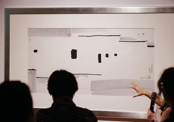 '강남 회상'(1996)은 앞서의 '두 마리 제비'(1981)보다 한층 더 추상화지만 건물 너머 제비 두 마리는 여전하다. 우관중의 대표작 17점을 소개하는 이번 전시는 다음 날부터 열리는 '홍콩 위크 2025'의 사전 오프닝 프로그램으로 10월 19일까지 열린다. 연합뉴스