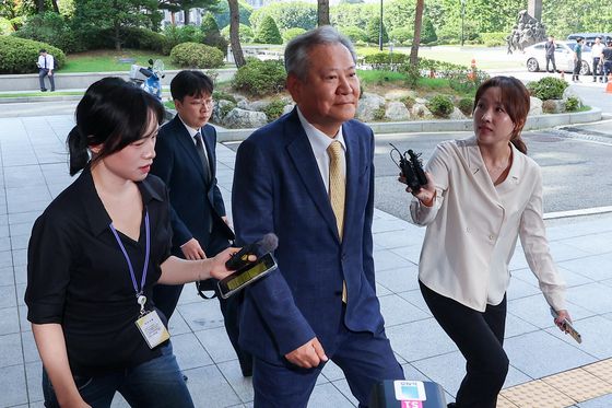 이상민 전 행정안전부 장관이 지난 25일 내란 특검팀 조사를 받기 위해 특검팀 사무실이 마련된 서울 서초구 서울고등검찰청으로 들어가고 있다. 연합뉴스