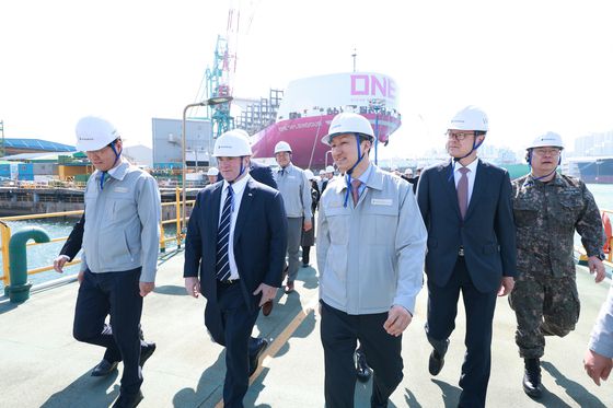 존 펠란 미 해군성 장관(왼쪽 둘째)이 4월 30일 HD현대중공업 울산 본사를 방문해 HD현대 정기선 수석부회장(왼쪽 셋째)과 함께 특수선 야드를 둘러보며 건조 중인 함정들을 살펴보고 있다. 연합뉴스