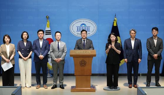 더불어민주당 당대표 후보인 박찬대 의원이 25일 서울 여의도 국회 소통관에서 윤석열 전 대통령 체포영장 집행 저지에 나섰던 국민의힘 의원 45인에 대한 제명 촉구 결의안 발의 계획을 밝히고 있다. 연합뉴스