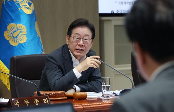 이재명 대통령이 지난 25일 경기도 시흥시 SPC 삼립 시화공장에서 열린 산업재해 근절 현장 노사간담회에서 허영인 SPC그룹 회장(왼쪽)과 대화하고 있다. 대통령실사진기자단