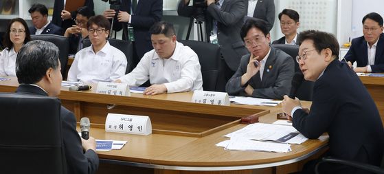 이재명 대통령이 21일 집중호우로 산사태가 발생한 경남 산청읍 부리마을에서 피해 상황을 점검하고 있다. 대통령실 제공.