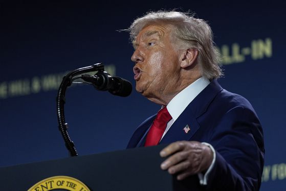 지난 23일(현지시간) 도널드 트럼프 미국 대통령이 워싱턴DC 앤드루 W 멜론 오디토리엄에서 'AI 행동 계획'에 대한 연설을 하고 있다. AP=연합뉴스