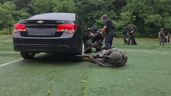 차량 근접전술 사격(VCQB) 훈련에서 옆으로 누워 사격하고 있는 공군 장병. 이렇게 해야 도시지역에서 은엄폐를 보장할 수 있다. 공군 17전비