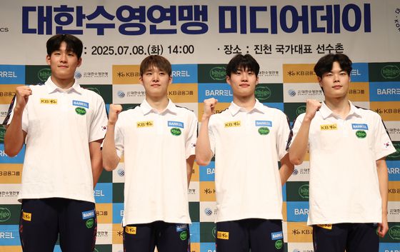 지난 8일 수영 국가대표팀 미디어데이에서 '파이팅'을 외치는 김영범, 김우민, 황선우, 이호준(왼쪽부터). 연합뉴스