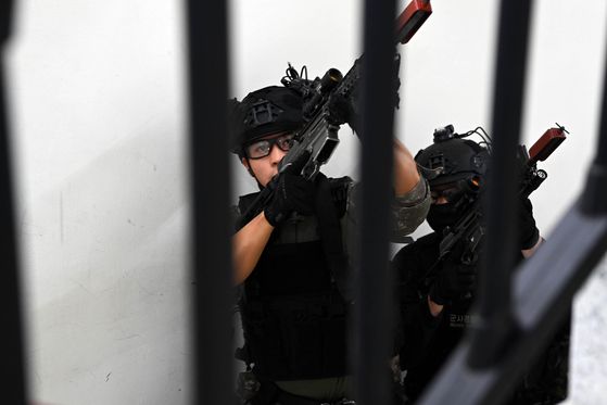 다중테러대응전술(MACTAC) 훈련에서 육군과 공군 장병이 한 팀을 이뤄 격실 수색을 하고 있다. 공군 17전비
