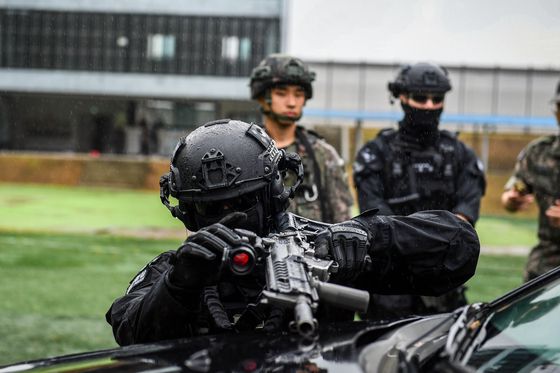 육군 37사단 사격장에서 전술사격 훈련을 하고 있는 공군 장병. 공군 17전비