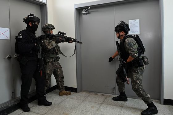 옆으로 누워 쏘는 자세. 일반적 사격 자세와 매우 다르지만, 차량 근접전술 사격(VCQB)은 도시지역에서 은엄폐를 보장할 수 있다. 육군 37사단