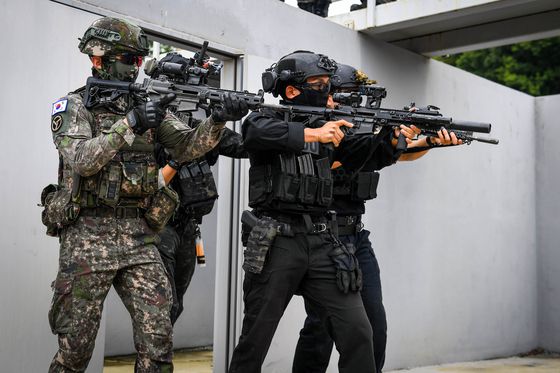 다중테러대응전술(MACTAC) 훈련에서 육군과 공군 장병과 경찰이 한 팀을 이뤄 이동하고 있다. 공군 17전비