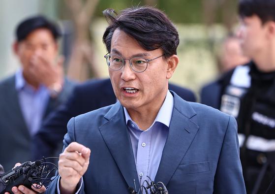 공천 개입 의혹을 받는 윤상현 국민의힘 의원이 27일 서울 종로구에 마련된 김건희 특검팀 사무실로 조사를 받기 위해 출석하고 있다. 뉴스1