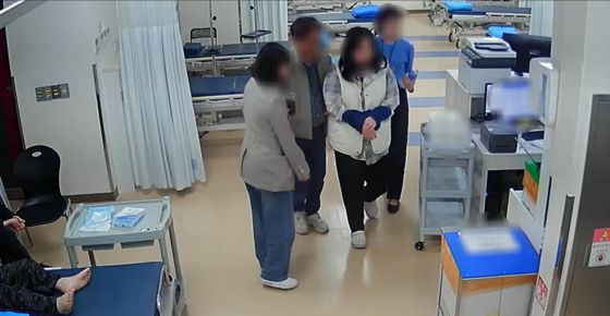 A씨(54)가 지난 27일 휠체어에 탄 채 병원 내 쉼터에서 쉬고 있다. A씨는 "교도소에 면회 온 딸내미에게 '아빠 믿지?' 그랬더니 딸이 '아빠 믿어' 그러는데 눈물이 났다"고 했다. A씨 딸은 아버지 뒤를 이어 경찰을 준비 중이라고 한다. 김준희 기자