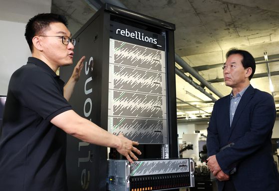 정태호 국정기획위원회 경제1분과장이 지난 6월 경기도 성남시 분당구 AI 반도체 설계 스타트업 리벨리온을 방문, 박성현 리벨리온 대표로부터 리벨리온의 NPU 카드를 탑재해 실제 데이터센터에서 운용되는 서버 랙 구성의 설명을 듣고 있다. 연합뉴스