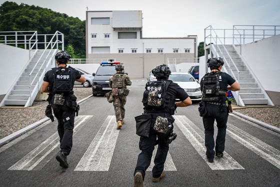 다중테러대응전술(MACTAC) 훈련에서 육군과 공군 장병이 한 팀을 이뤄 격실 수색을 하고 있다. 공군 17전비