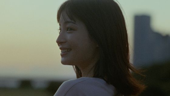 영화 '엣 더 벤치' 1화의 한 장면. 소꿉친구였던 두 남녀가 추억의 벤치에 앉아 서로에 대한 애정을 조금씩 확인해간다. 사진 도키엔터테인먼트