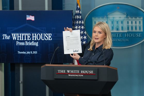 캐롤라인 레빗 백악관 대변인이 31일 미국 워싱턴 D.C. 백악관에서 열린 언론 브리핑에서 도널드 트럼프 미국 대통령이 제약사 최고경영자(CEO)들에게 보낸 서한을 보여주고 있다. 신화통신=연합뉴스