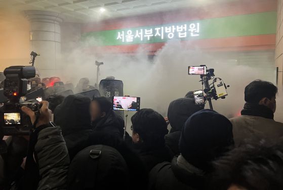 지난 1월 19일 새벽 윤석열 전 대통령에 대한 구속영장이 발부되자 서울서부지법에 지지자들이 진입해 소화기를 뿌리며 난동을 부리고 있다. 뉴스1