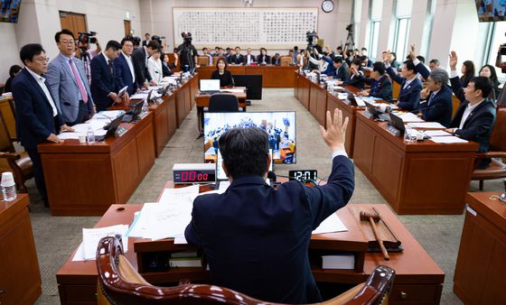 1일 서울 여의도 국회에서 열린 제427회 국회(임시회) 법제사법위원회 제5차 전체회의에서 방송법 등이 거수표결로 통과되고 있다. 뉴스1