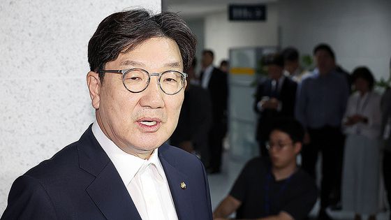 국민의힘 권성동 의원이 18일 서울 여의도 국회 의원회관 자신의 의원실로 들어서며 압수수색 관련 입장을 밝히고 있다. 연합뉴스