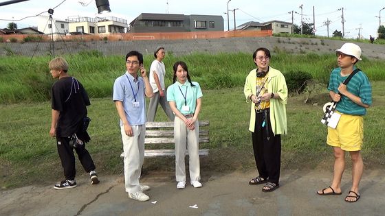 영화 '엣 더 벤치' 4화의 한 장면. 벤치를 철거하려는 공무원들의 얘기를 통해 다른 관점의 중요성을 강조한다. 사진 도키엔터테인먼트