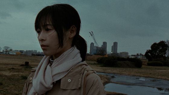 영화 '엣 더 벤치' 3화의 한 장면. 벤치 근처에서 노숙 생활을 하는 언니와 그를 찾아온 동생 간에 격한 말싸움이 벌어진다. 사진 도키엔터테인먼트