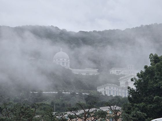 김건희 특검팀(특별검사 민중기)이 18일 경기 가평 통일교 천정궁 등 10여곳에 대한 압수수색영장을 집행했다. 사진은 천정궁과 통일교 사무실이 모여있는 천승전(천무원). 중앙포토