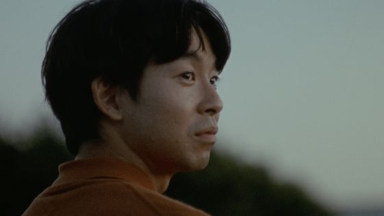 영화 '엣 더 벤치' 1화의 한 장면. 소꿉친구였던 두 남녀가 추억의 벤치에 앉아 서로에 대한 애정을 조금씩 확인해간다.  사진 도키엔터테인먼트