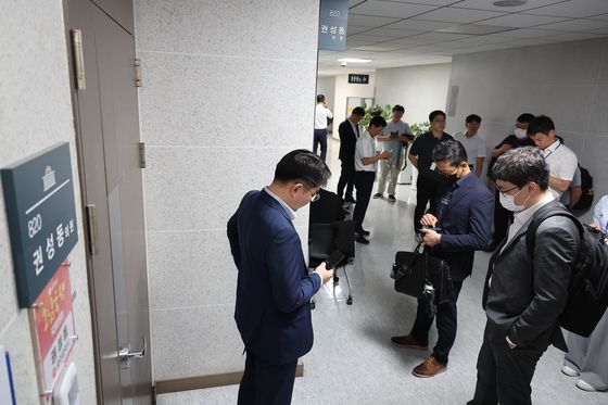 더불어민주당 대표 선거에 출마한 정청래(오른쪽)ㆍ박찬대 후보가 7월 27일 오후 서울 영등포구 여의도 KBS 신관 공개홀에서 2차 텔레비전 토론회 시작 전 악수하고 있다. 국회사진기자단