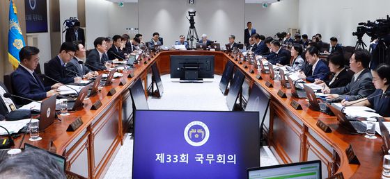 이재명 대통령이 지난달 29일 신임 장관들과 국무회의를 열고 첫 인사를 나누고 있다. [뉴시스]