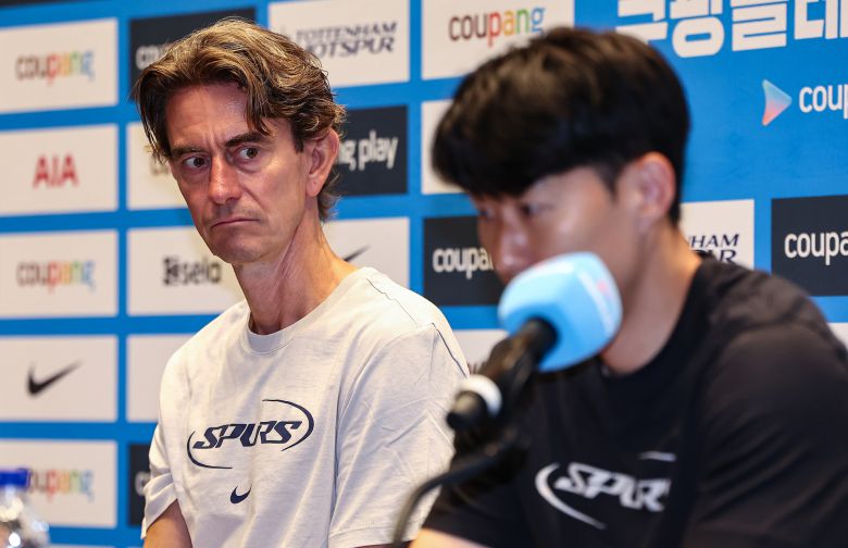 토마스 프랑크 감독이 손흥민을 바라보고 있다. [뉴스1]