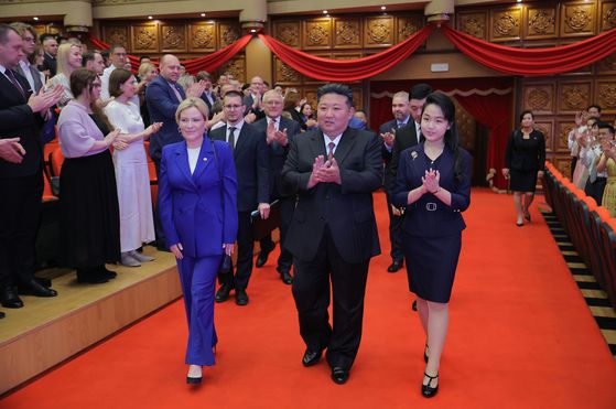 북한 노동당 기관지 노동신문은 30일 북러조약 체결 1주년을 맞아 김정은 북한 노동당 총비서가 올가 류비모바 러시아 문화상을 졉견하고 예술 공연을 관람했다고 보도했다. 뉴스1