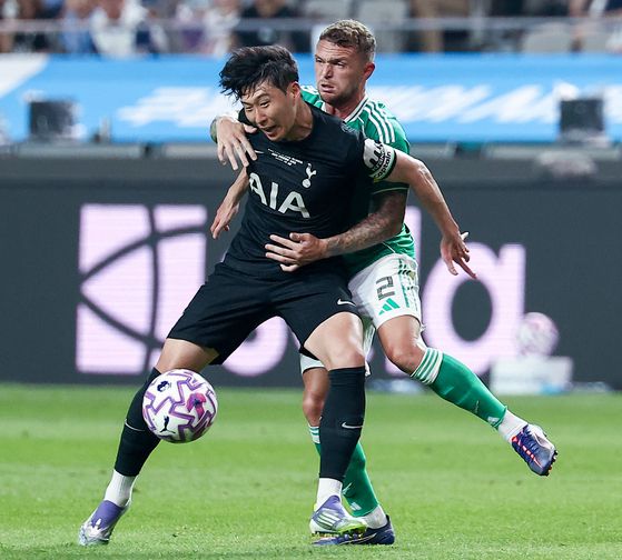 뉴캐슬 수비수 트리피어와 볼 경합 펼치는 손흥민(왼쪽). 연합뉴스