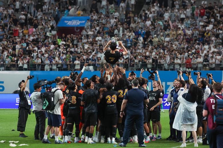 토트넘 선수들이 손흥민을 헹가래 치고 있다. 우상조 기자