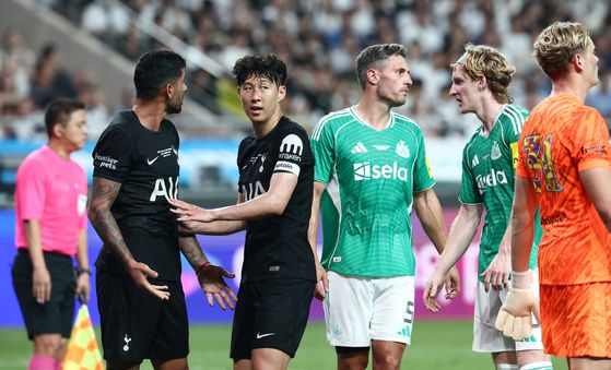 뉴캐슬 선수들과 신경전을 벌인 로메로(왼쪽 둘째)를 뜯어말리는 손흥민(왼쪽 셋째). 마지막까지 주장의 품격을 보였다. 뉴스1