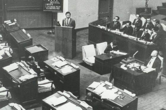 DJ는 1964년 6대 국회 회기 중 김준연 의원에 대한 구속동의안 통과를 막기 위해 5시간 19분 동안 ‘필리버스터’를 감행했다. 사진은 67년 7대 의원 시절 본회의장에서 질의하는 DJ의 모습. [중앙포토]