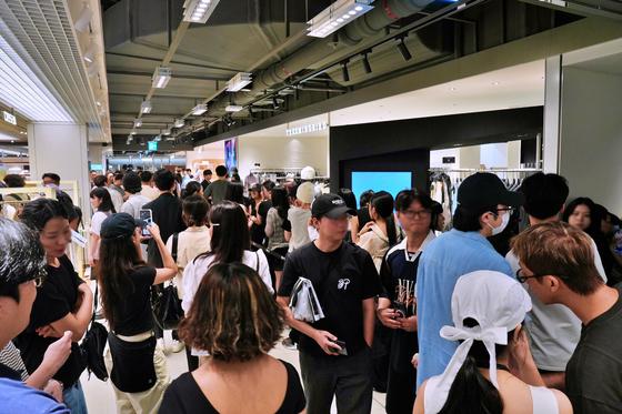 롯데백화점 본점 9층에 위치한 K패션 전문관 '키네틱 그라운드'에서 쇼핑하는 고객들의 모습. 사진 롯데백화점