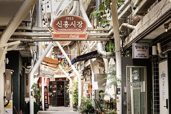 코카콜라와의 프로젝트로 공간 리브랜딩을 한 서울 해방촌 신흥시장 전경. 코카콜라