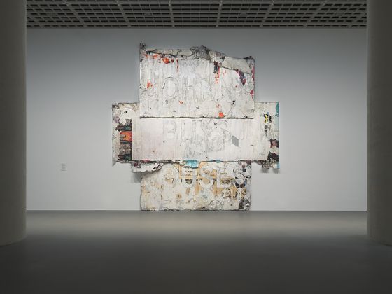 마크 브래드포드, 명백한 운명(Manifest Destiny), 2023, 캔버스에 혼합재료, Courtesy of the artist and Hauser & Wirth, 표면에 '조니가 집을 삽니다'라는 광고 문구가 새겨져 있다. 사진 아모레퍼시픽미술관