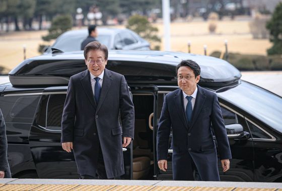 2014년 1월 당시 더불어민주당 이재명 대표가 피습 보름 만에 국회로 출근하는 모습. 비서실장이던 천준호 의원이 이 대통령을 보좌하고 있다. 연합뉴스,