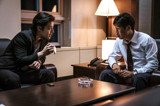영화 '야당'의 한 장면. 이강수(강하늘, 왼쪽)는 구관희 검사(유해진)에게 마약 관련 정보를 제공하는 브로커 역할을 한다. 사진 플러스엠 엔터테인먼트