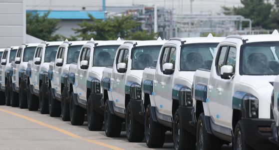 도널드 트럼프 미국 대통령이 한국 등 수십 개 국가들을 상대로 적용할 상호관세율을 수정한 행정명령에 서명했다고 백악관이 밝혔다. 변경된 상호관세율은 8월 7일 발효된다. 한국의 주력 수출품인 자동차 관세율은 15%로, 철강·알루미늄·구리는 기존 관세율(50%)를 유지하기로 했다. 사진은 1일 경기 평택시 포승읍 평택항에 수출용 차량이 세워져 있는 모습. 뉴스1