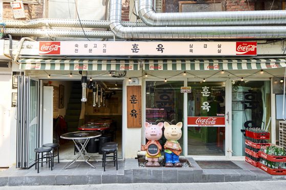 해방촌 정육식당 '훈육'에 코카콜라의 감성이 자연스레 묻어난 모습. 코카콜라
